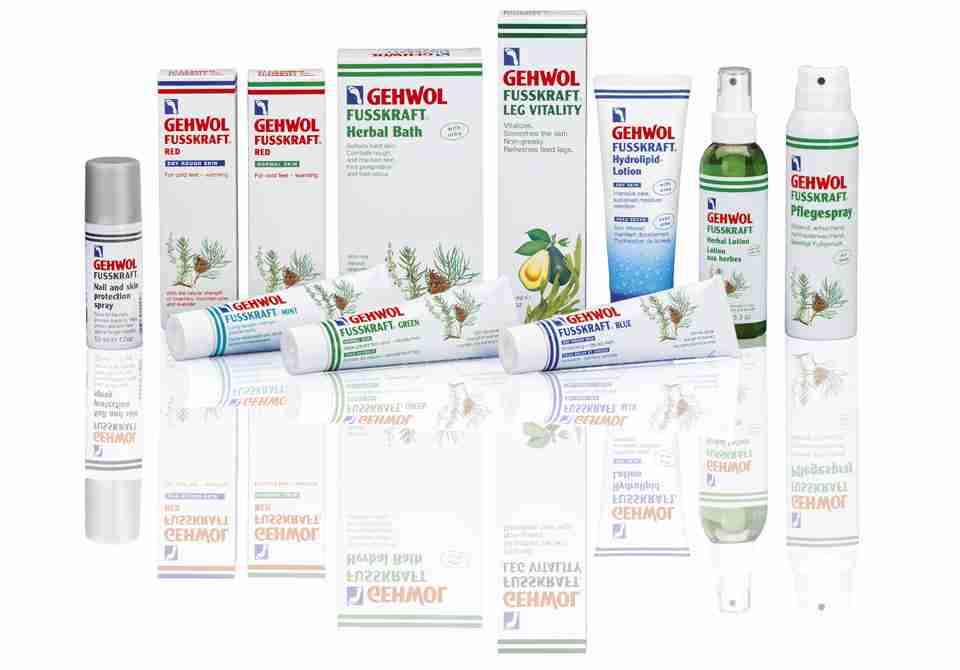 En mängd olika GEHWOL fotvårdsprodukter, inklusive krämer, lotioner, sprayer och örtbad, arrangerade i en grupp mot en vit bakgrund.